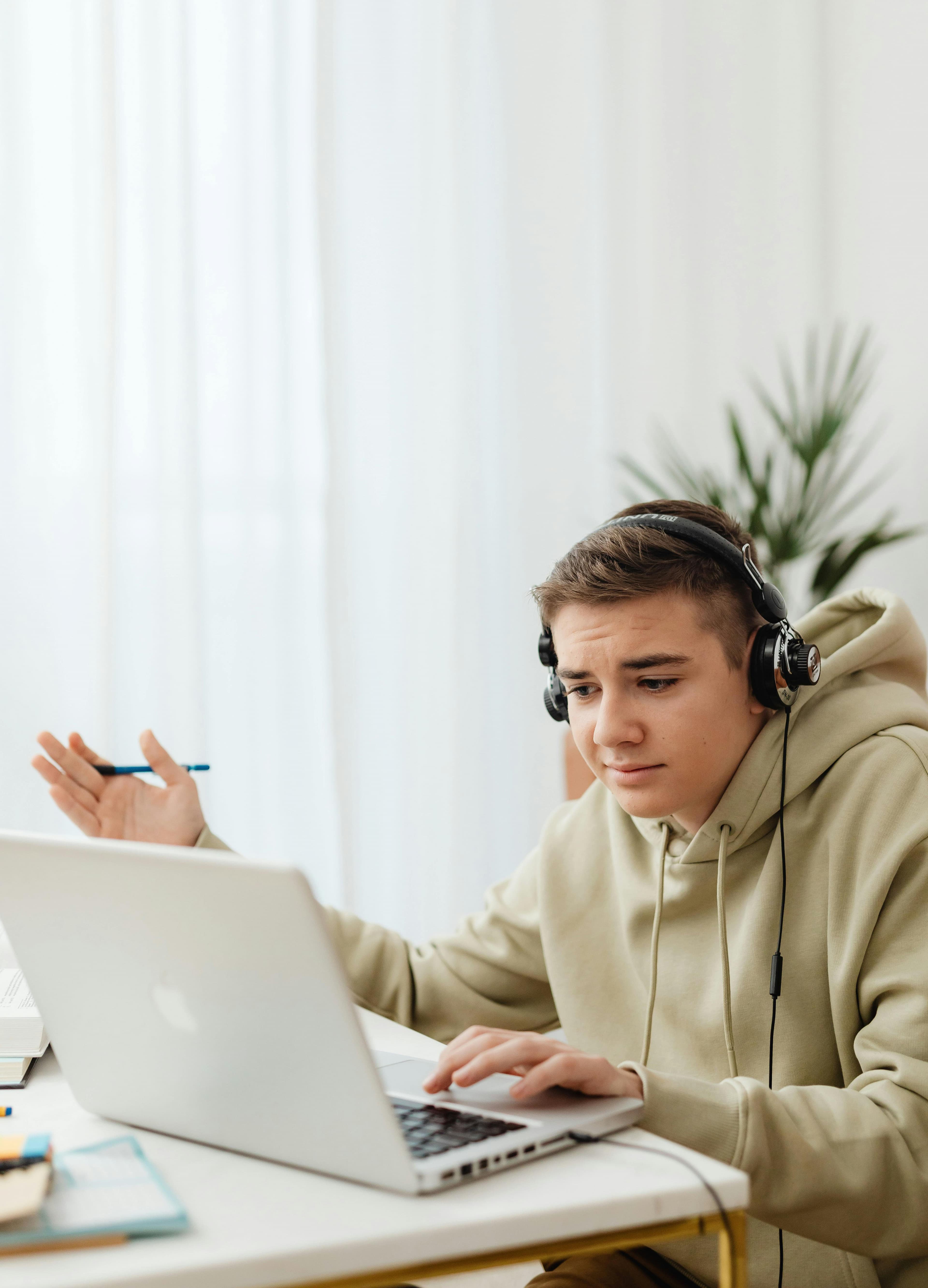 Estudiante con audífonos